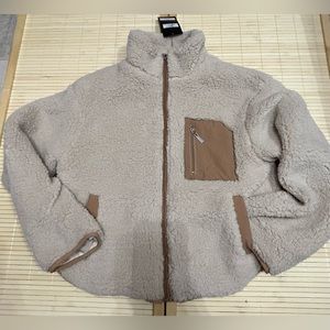 New with tags beige and brown Teddy coat never worn
Size:XS